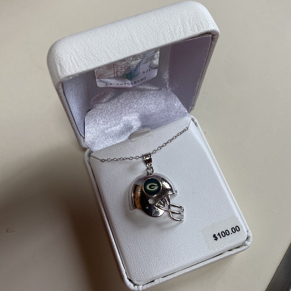 Green Bay Packer necklace NIB. Official NFL necklace - Picture 2 of 4